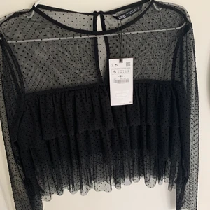 Prickig tylltopp strl S - Säljer dennna populära prickiga tylltoppen från Zara som är helt slutsåld. Oanvänd med prislapp kvar ❤️