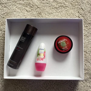 Ex. Rituals,the body shop and dove. - Ett rituals shampoo med samurai serien. En deo för tjejer. En kräm från the body shop som man har på kroppen för att bli len.