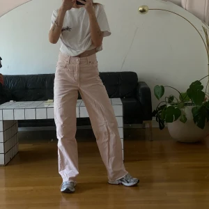 Rosa jeans - Ljusrosa jeans från Zara, använda vid ett fåtal tillfällen. Stl 34, passar även 36. Jag är 163 cm lång.