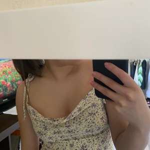 klänning - Sjukt fin ”cottage core”-klänning. Hur skön och luftig som helst, även justerbara band 💓