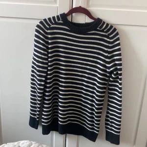 Randig tröja - En stickad, svartvit randig tröja använd bara några få gånger! 