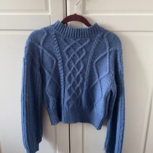 Kabelstickad tröja - En mysig jeansblå stickad tröja! 💙 Använd bara några få gånger. 