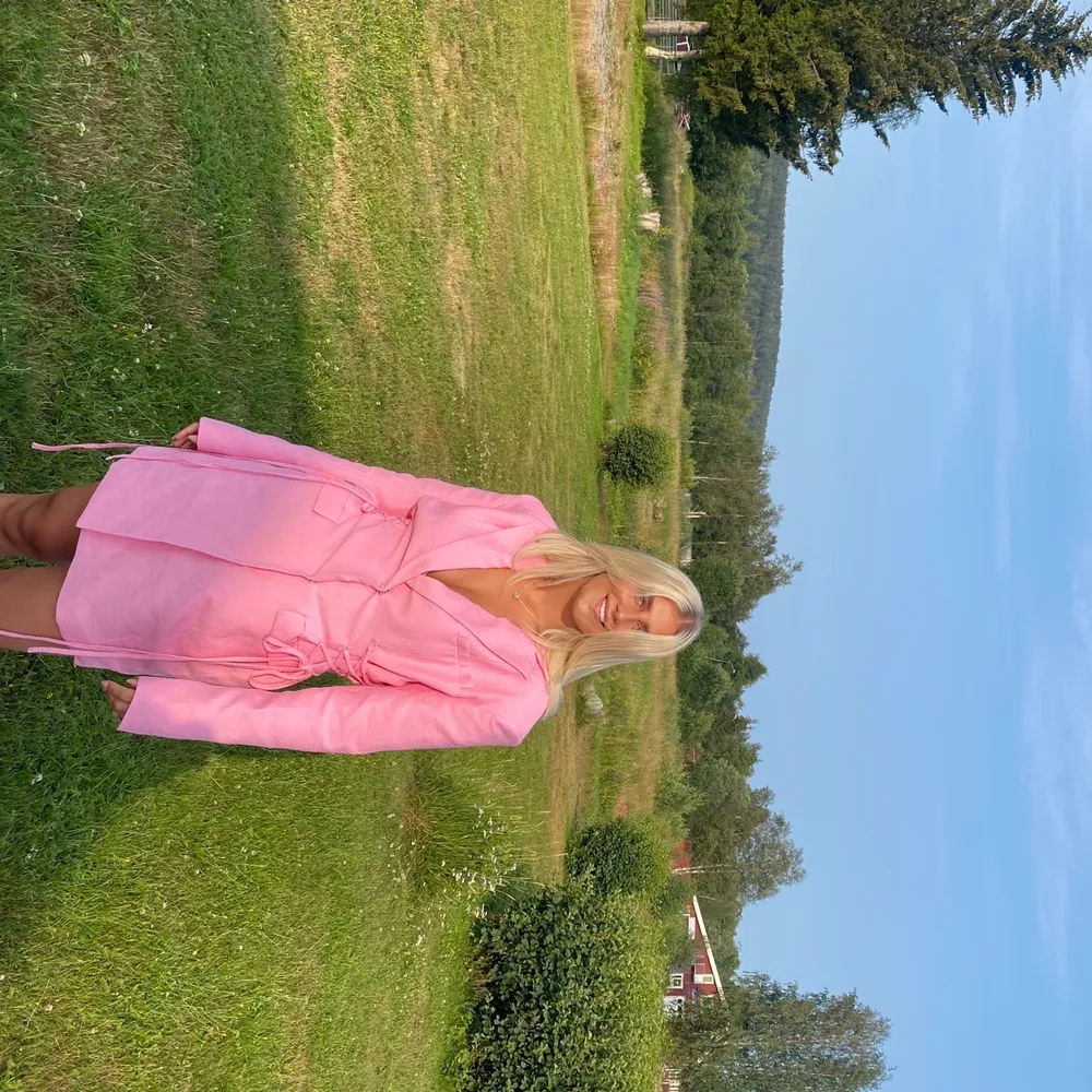 Denna fina rosa klänning från Hanna Schönberg kommer tyvärr inte till användning. Haft den en gång och de är den gången på bilden. Otroligt fin till sommaren😍✨ 450kr + frakt. Klänningar.