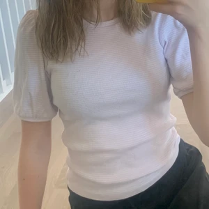 H&M Topp - Säljer min topp från H&M i storlek XS. Saknas lapp för den skavde. Fint skick, använd få gånger. 