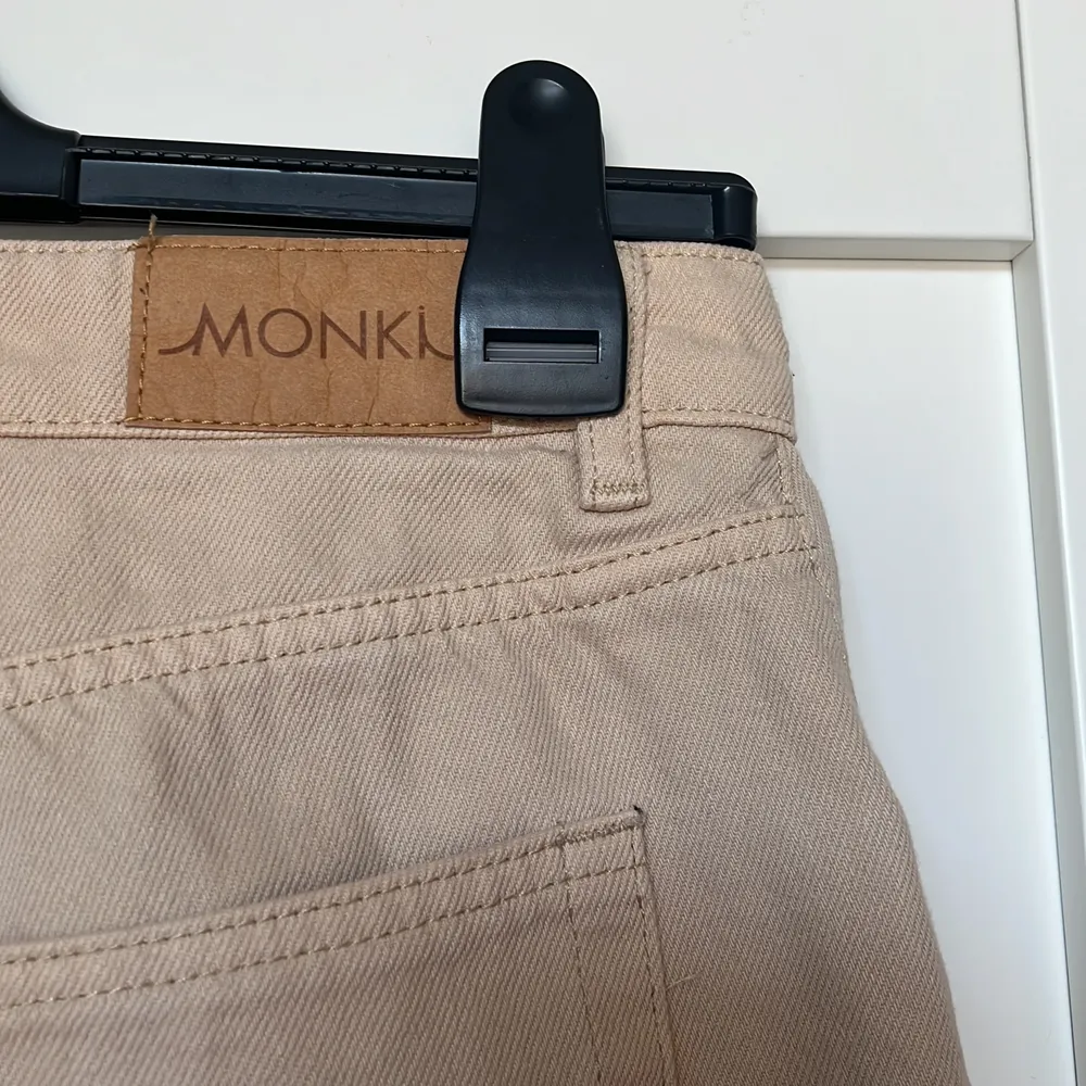 Super fina beiga jeans från Monki i modellen ”YOKO” storlek 30. De är nästintill oanvända och sitter väldigt fint på. 💕 . Jeans & Byxor.