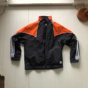 Riktigt snygg och skön track jacket/vindjacka från Adidas. Köpt ny från Adidas och använd 2 gånger. Säljs pga inte används. Inga defekter. Diskuterbart pris vid snabb affär. Möts upp på Södermalm, helst vid Skanstull. Annars betalar köparen för frakte