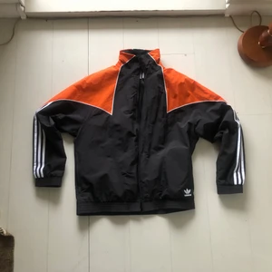 Adidas Track Jacket M - Riktigt snygg och skön track jacket/vindjacka från Adidas. Köpt ny från Adidas och använd 2 gånger. Säljs pga inte används. Inga defekter. Diskuterbart pris vid snabb affär. Möts upp på Södermalm, helst vid Skanstull. Annars betalar köparen för frakte