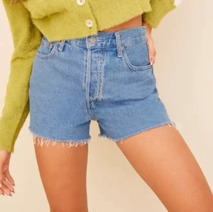 Blå jeans shorts  - Blå jeans shorts från Levis, så fina och sköna. En liten fläck på men syns knappast. Ordinariepris 649kr