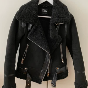 Zara svart mockajacka - Fin o varm jacka m detaljer. Fint skick