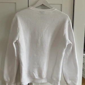 H&M - En vit sweatshirt köpt på killavdelningen på hm