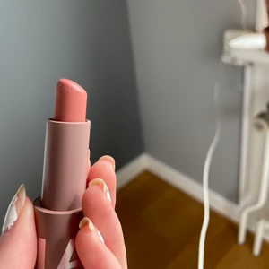 läppstift i färgen no drama från caia - läppstift från caia i färgen no drama, endast testad och ej använd💕