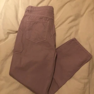 Dagny mom jeans - Ett par Dagny mom jeans i lila/pastell lila. Passar inte mig så därav en lånad bild från Gina tricots hemsida på samma model fast i ljusblå färg. Byxorna är endast använd en gång tidigare och köptes för 499kr. Köparen står för frakten.