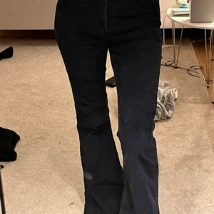 Manchester marin blå flare jeans, Zara - Mina favorit jeans i typ 2 år, tyger sitter tight runt bakdelen och på sidorna och är även bekväma. Har inte storlekslappen kvar men sitter som 36 skulle jag säga. 