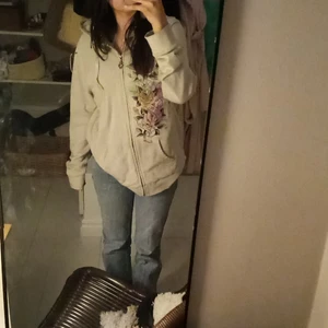 Ed hardy hoodie - Snygg grön edhardy kofta/hoodie med tryck på baksidan och framsidan med rhinestones också, storlek L och så ser den ut på mig som brukar ha storlek s/xs