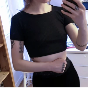 Topshop croptop strl 34 - Ribbad croptop från Topshop, lite halv transparant. Stretchigt tyg. 