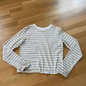 Randig tröja från h&m!💕 har använt tröjan typ 5 gånger och säljer den för 60kr🥰 köpt för 99kr från h&m!💕