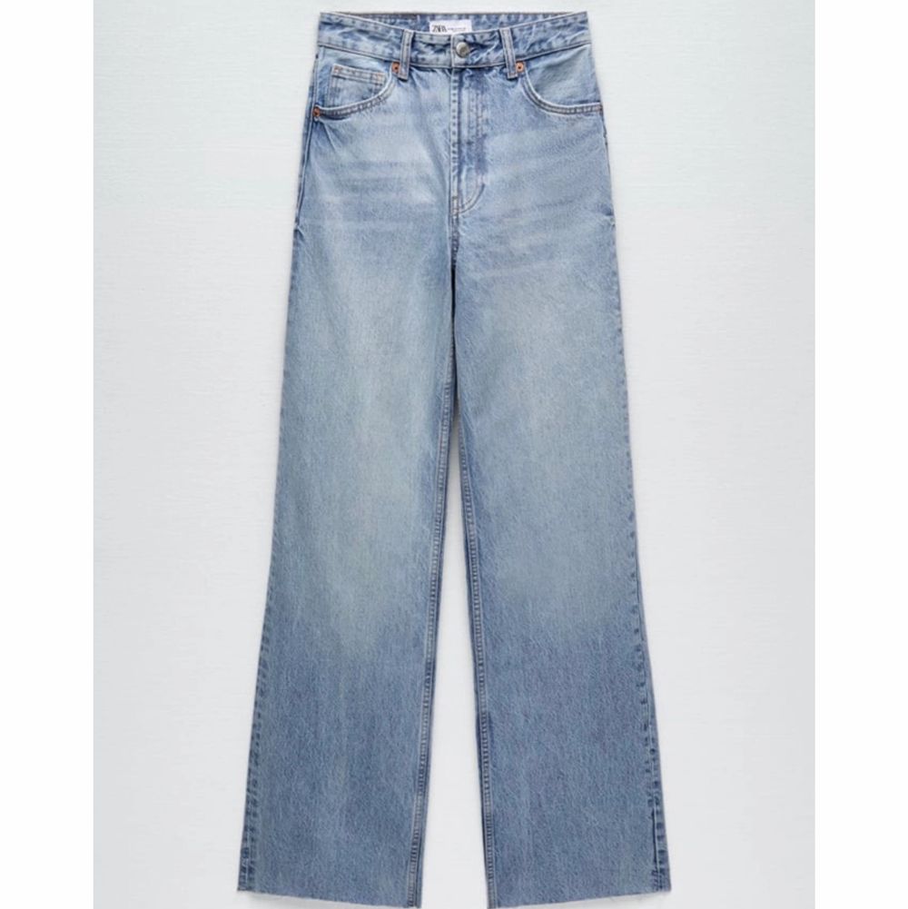 Säljer dessa blåa jeans från zara i strl 34, då det ej kommer till användning! 150+frakt!💙. Jeans & Byxor.