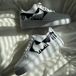 Custom made Air Force 1  - Jätte snygga custom made Air Force 1 som är helt oanvända för att dom va en storlek för små för mig, tyvärr! 