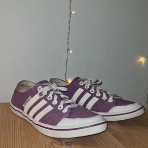 Adidas sneakers - Ursnygga lila sneakers från adidas i fint skick 💜 De är endast använda inomhus, och har nyss tvättat skosnören samt putsat de vita partierna. 🌸 Ställ gärna frågor om ni undrar något 🥰 storlek: 39 + 1/3, dvs lite större än 39, men passar 39 bra.