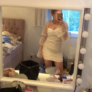 Vit klänning str S - Jättesnygg vit festlig klänning, str S, aldrig använda, köpt på shein i väldigt bra kvalitet för 350kr och säljer nu för 300kr💗