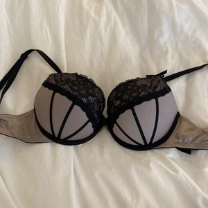 Bh - Säljer denna fina bh-n i storlek 75C. Gratis frakt 🤩