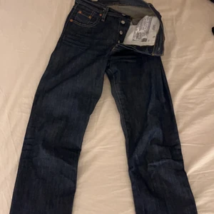 Levis - Säljer mina Levis byxor då jag inte trivs i färgen tyvärr. Dem sitter som en smäck och ger superfin rumpa och former. Perkfer längd på mig som är 164cm och dem går lite över skorna. Äkta och dem är köpta på Levis butiken i Gbg. Lätt dem skönaste byxorna som jag haft! Dem är Mid Rise Jeans. Kostade 2000+ kr och inte jättemycket använda. Köpare står för frakt🌟