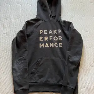 Fin peak hoodie, strlk M men liten i storleken så skulle säga S
