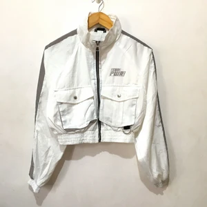 Bershka croppad jacka  - Jacka från bershka som bara använts 1 gång säljer den då den inte kommer till användning 