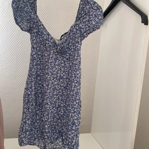 Klänning  - Säljer denna söta klänningen i storlek xs. Säljer via swish (inte via köp nu) så kontakta mig först så får du GRATIS FRAKT ❤️❤️