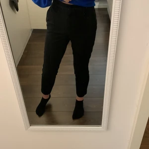 Svarta kostymbyxor - Säljer nu dessa svarta superfina kostymbyxorna från H&M då de inte längre används. De är i storlek 36 och har ett bekvämt och töjbart material, de är i bra skick. Nypris var 199kr och jag säljer de för 70kr. Köparen står för frakten🤍
