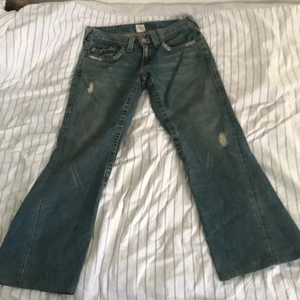 True Religion Jeans - Row 30 Seat 33 Trueys bootcut säljer för de är för korta på mig. Enda flaw är nog att flapsen är lite vikta men tror it man märker det så d chill👹