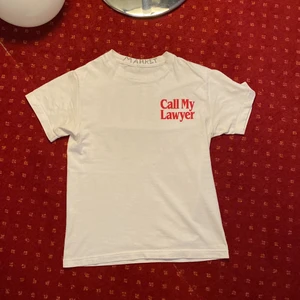 Chinatown Market T Shirt Call My Lawyer - Call my lawyer t shirt från chinatownmarket eller market. Signerad ”market”. Passar true to size. Lite defekt på C på ”Call”