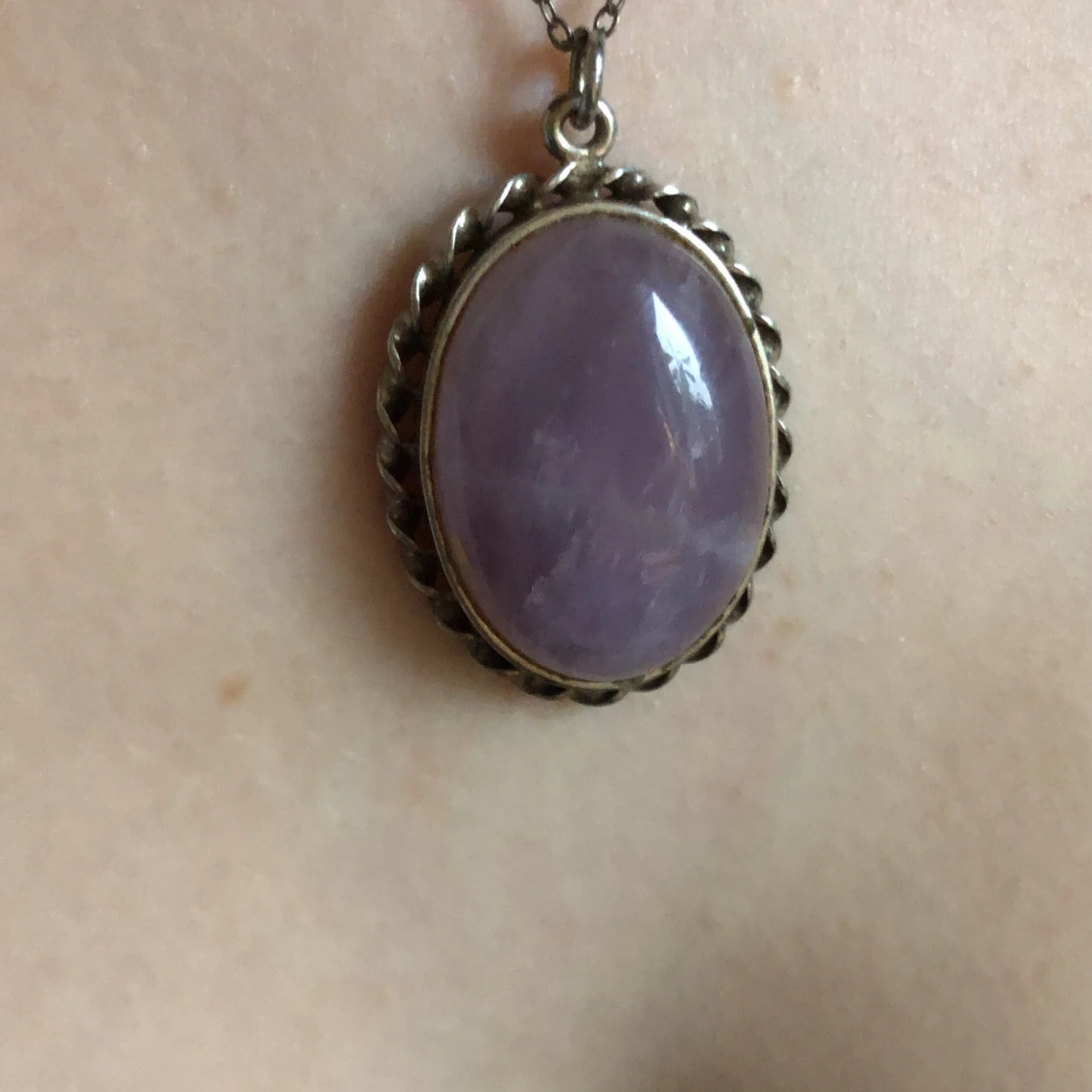 Halsband med lila sten - 90