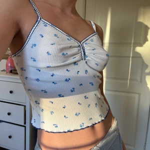 Topp  - Jättesöt topp ifrån urban outfitters i storlek M. Lite foundationsfläckar vid sömmen vid bröstet men inget man tänker på eller syns märkvärdigt. 