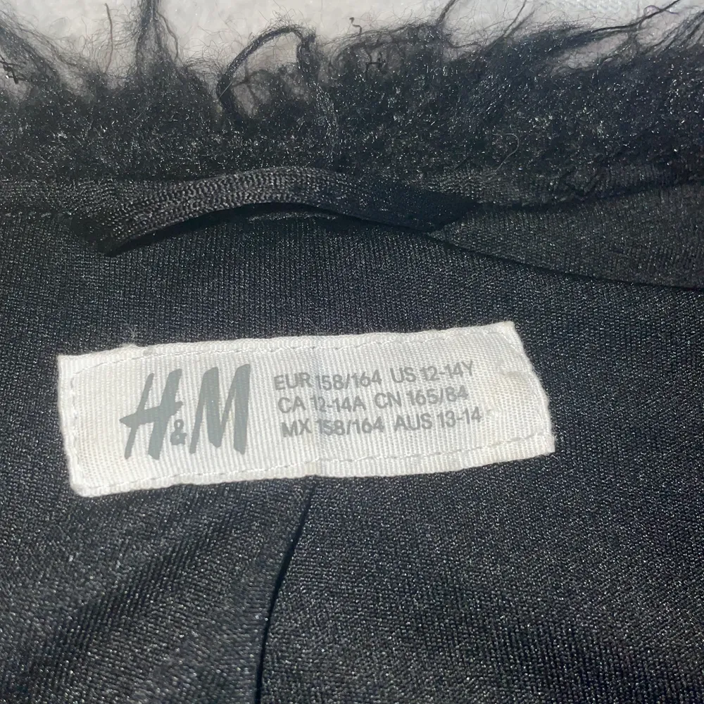 Svart H&M kofta, lite glittrig. Inte jätte använd men hyfsat.💞 Storlek 158/164⚡️. Tröjor & Koftor.