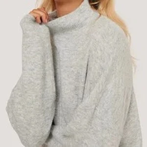 GRÅ stickad tröja från NA-KD - Finstickad tröja från NAKD i beige, storlek M. Lite nopprig men sparsamt använd! Första bilden visar färgen på tröjan, sen är det samma modell på de 2 sista bilderna 🤍