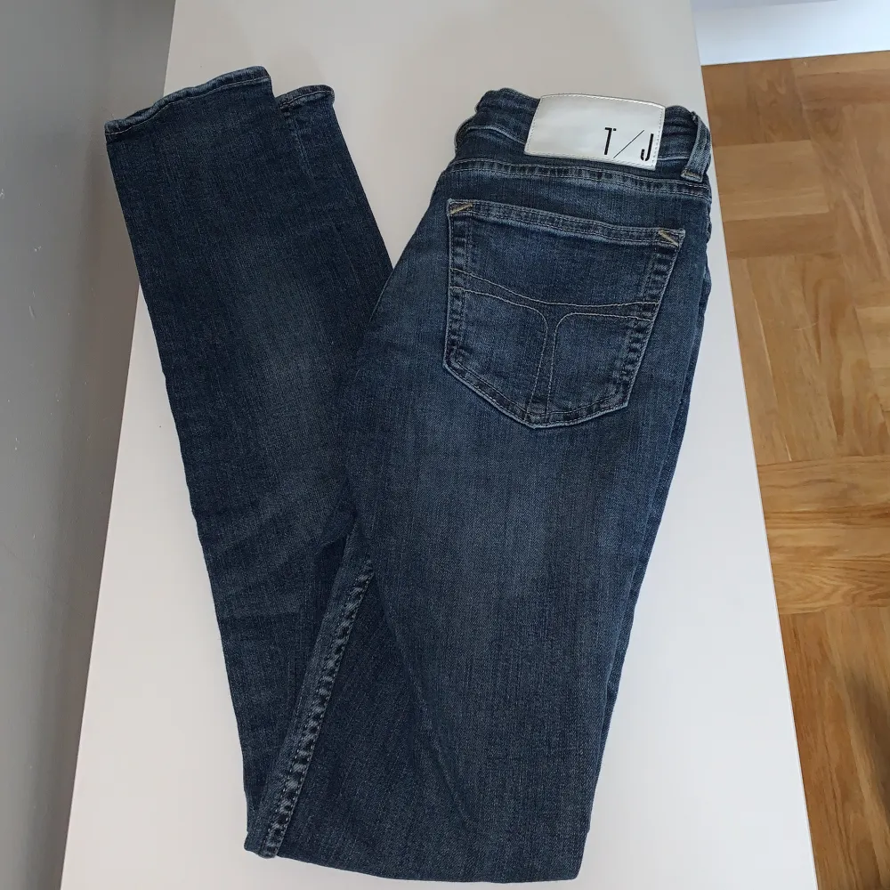 Skinny jeans i nyskick strl 26/32. Köparen står för frakt, men kan ev mötas upp i Stockholm vid köp av flera plagg.. Jeans & Byxor.