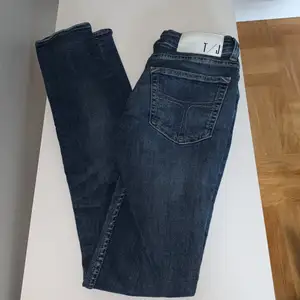Skinny jeans i nyskick strl 26/32. Köparen står för frakt, men kan ev mötas upp i Stockholm vid köp av flera plagg.