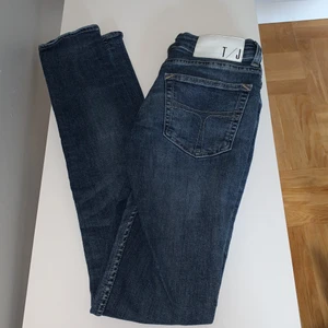 Tiger of sweden jeans 26/32 - Skinny jeans i nyskick strl 26/32. Köparen står för frakt, men kan ev mötas upp i Stockholm vid köp av flera plagg.