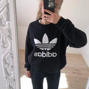 Adidas collagetröja - Svart adidas collagetröja. Oversized modell.