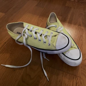 Gula converse  - Låga gula converse💛💛 använda fåtal gånger (storlek 39,5 men jag har vanligtvis 38-39 o de passar mig perfekt)