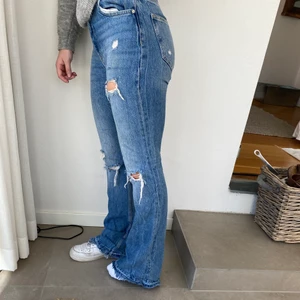 Jeans - Fina jeans med slitning på knäna från Berska. Super söta men alldeles för långa för mig och lite små i midjan, jag är 165 cm! Köpare står för frakt💗