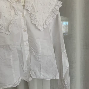 Skjorta med krage - Vit skjorta med mönstrad krage från hm. Sparsamt använd därav säljes den. Mycket fint skick.