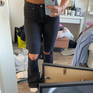 Bootcut jeans  - Är 168 cm lång. Mycket strech. Frakt tillkommer