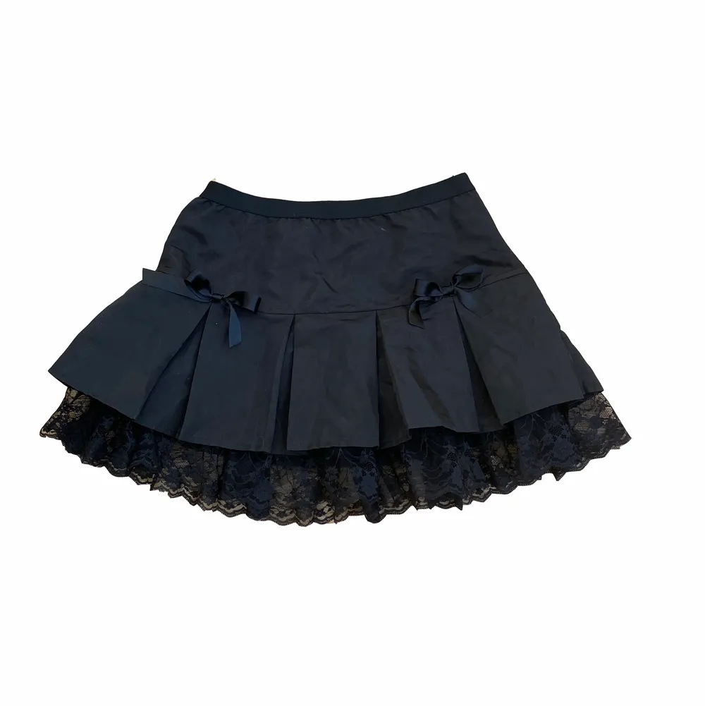 Gullig svart kjol med spets. Är ganska kort och materialet är lite plastigt. Passar en m-s ungefär • frakt: 52kr. Kjolar.