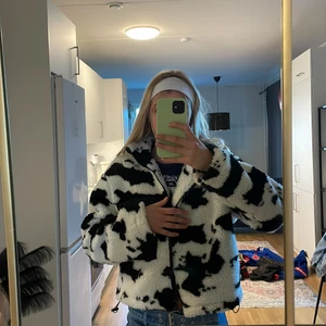 Teddyjacka - Teddyjacka i komönster. Köpt på Asos i höstas av märket wednesdays girl. Använd typ 1 gång. Den är croppad o har en ficka på höger sida. Kan mötas i sthlm eller postas!! ❤️