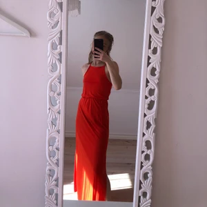 Orange långklänning - Orange långkläning med slits på båda sidor. Jätteskön!