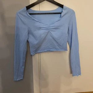 Blå topp - Blå gullig topp från Shein, säljer pga garderobsränsning