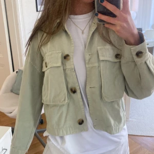 Zara jacka grön - Hej säljer denna superfina jacka från Zara, den är i storlek 34 och säljer för får ingen användning av den längre. Den är nyskick men har bara några få fläckar på ena armen som man kan se på sista bilden!😊 säljs i befintligt skick! 