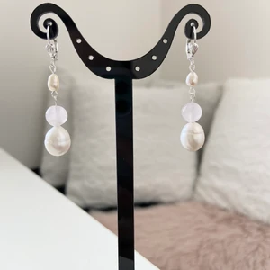 Örhängen med äkta pärlor  - Handgjorda örhängen med sötvattenspärlor och rosenkvarts .Samfraktar. Kontakta för flera bilder eventuellt video. Storlek ca 5  cm Står ej för postens slarv Kontakta för nickelfri alternativ